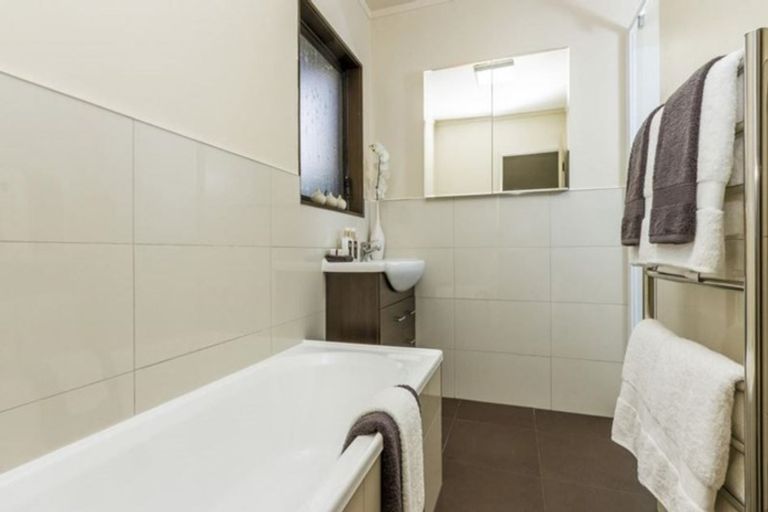 Photo of property in 2c Braemar Road, Castor Bay, Auckland, 0620