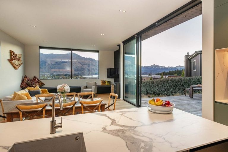 Photo of property in 6 Akitu Rise, Wanaka, 9305