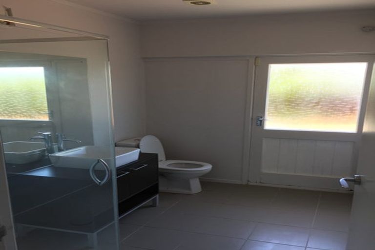 Photo of property in 2/26 Bayview Road, Hauraki, Auckland, 0622