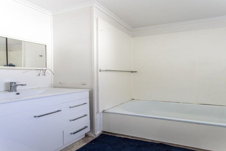 Photo of property in 62 Lincoln Road, Henderson, Auckland, 0610