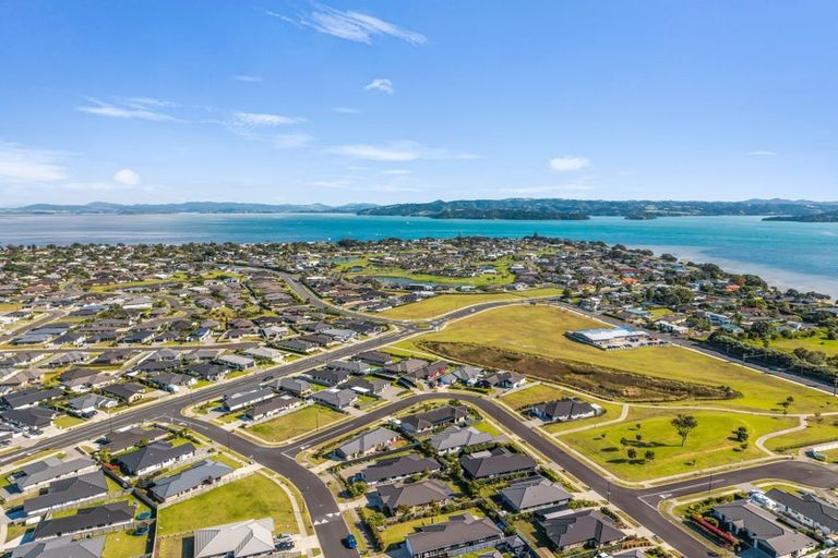 Photo of property in 11 Kaurinui Crescent, One Tree Point, 0118