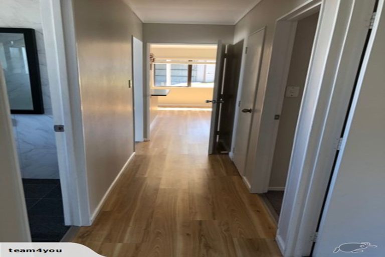 Photo of property in 2/95 Hobsonville Road, West Harbour, Auckland, 0618