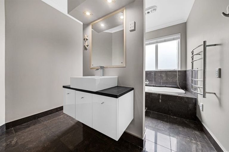 Photo of property in 28 Franshell Crescent, East Tamaki, Auckland, 2013