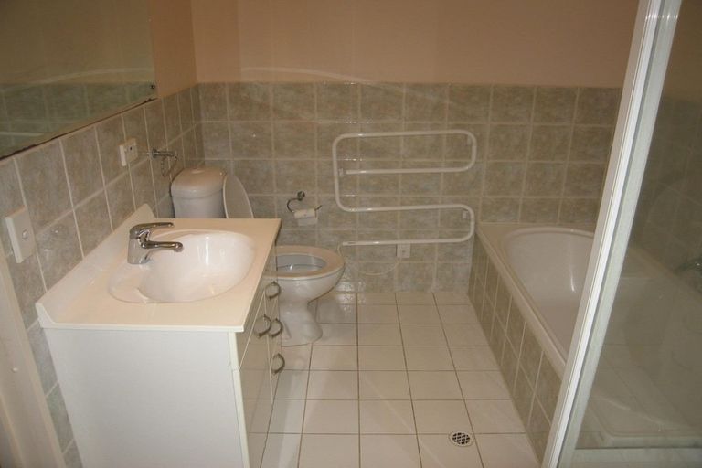 Photo of property in Maddison Apartments, 2/6f Queen Street, Palmerston North, 4410