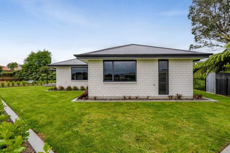 Photo of property in 8 Ponga Place, Highlands Park, New Plymouth, 4312