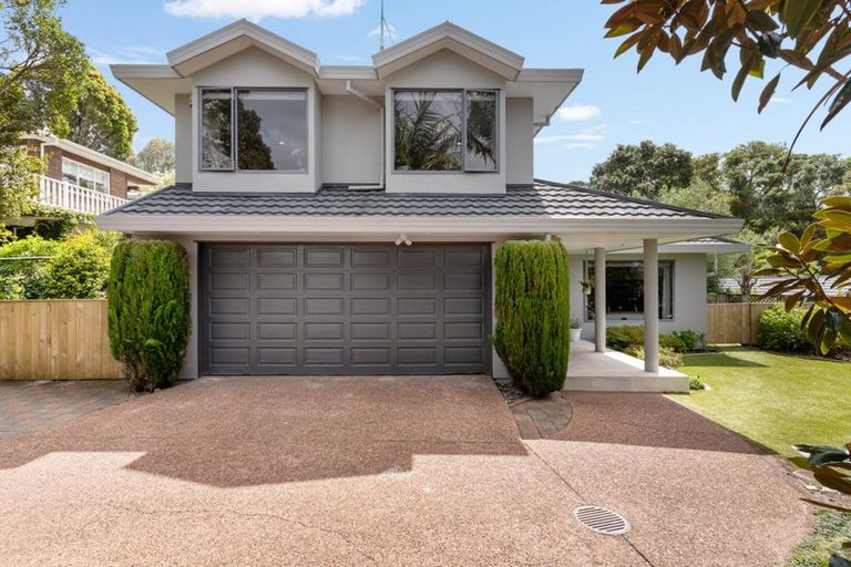 Photo of property in 12 La Roche Place, Northcote, Auckland, 0627