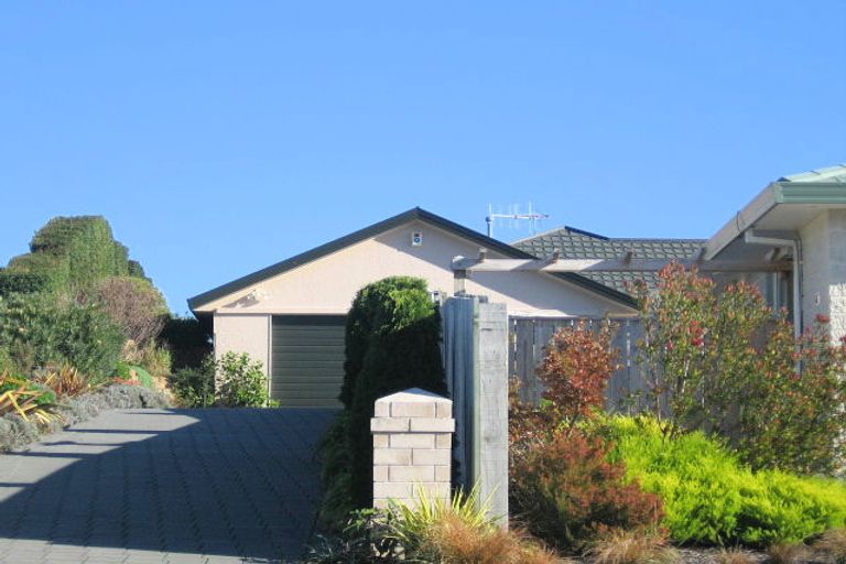 Photo of property in 16 Crown Hill, Paraparaumu, 5032