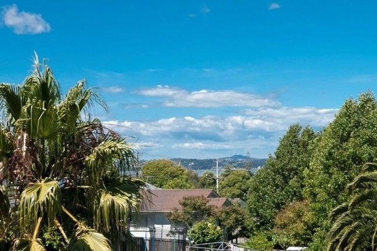 Photo of property in 2 Cyclarama Crescent, Massey, Auckland, 0614