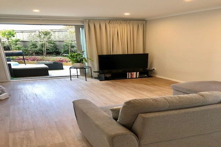 Photo of property in 1a Pavola Grove, Glenfield, Auckland, 0629