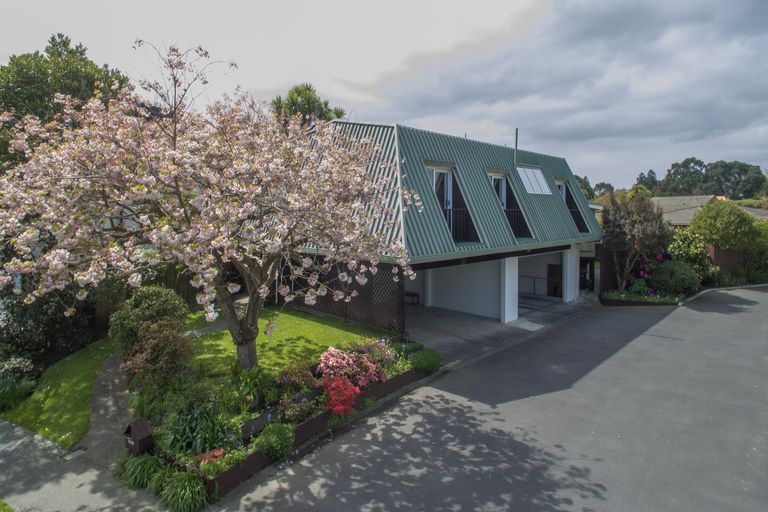 Photo of property in 10 Stormont Place, Avonhead, Christchurch, 8042