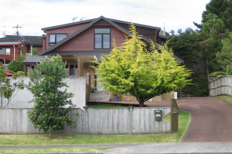 Photo of property in 39 Taupiko Place, Green Bay, Auckland, 0604