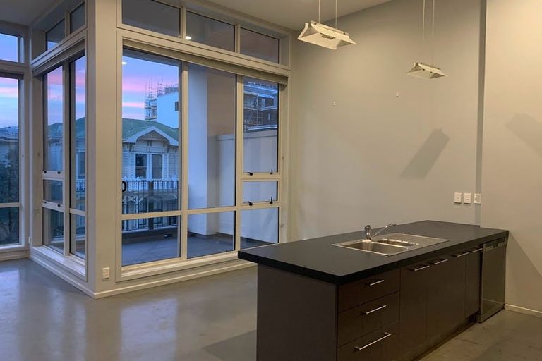 Photo of property in Stadium Garden Flats, 104/107 Thorndon Quay, Pipitea, Wellington, 6011