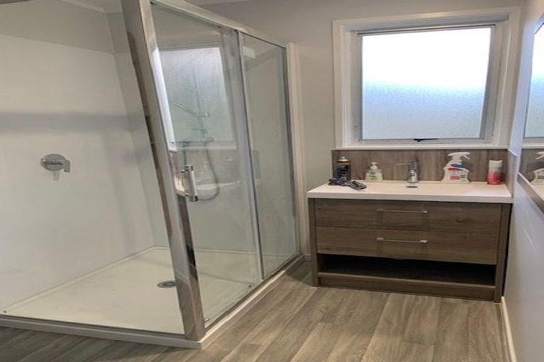 Photo of property in 35 Thornlow Street, Glendene, Auckland, 0602