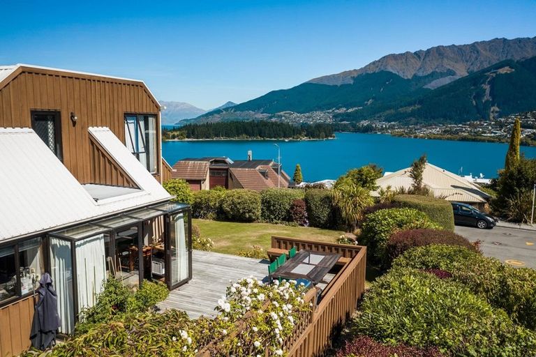 Photo of property in 2 Milward Place, Kelvin Heights, Queenstown, 9300