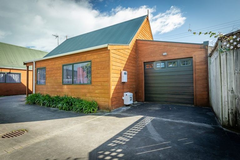 Photo of property in 2/49 Ranui Terrace, Tawa, Wellington, 5028