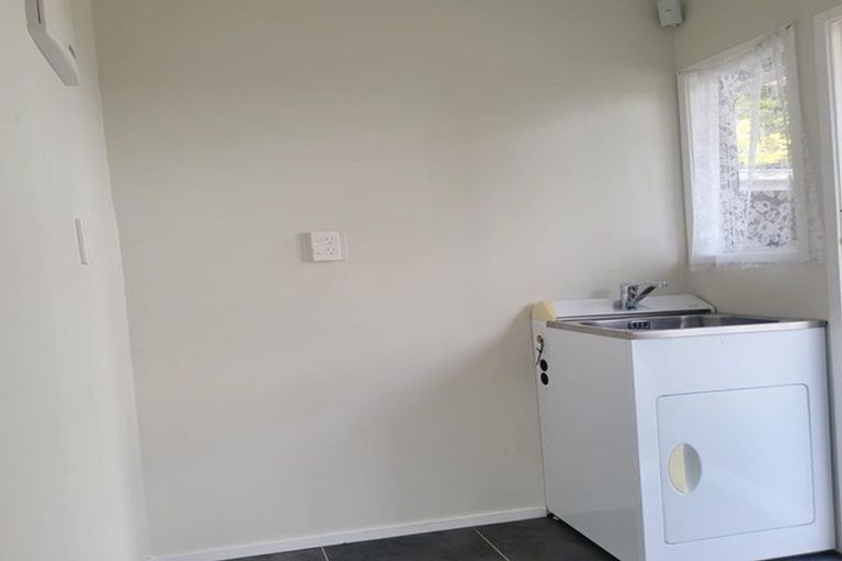 Photo of property in 2/13 Dolbear Street, Titirangi, Auckland, 0604