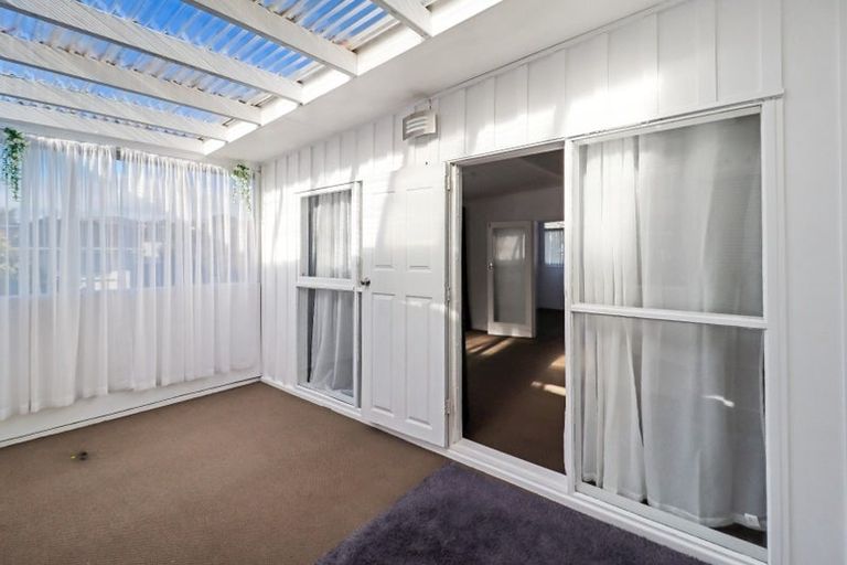 Photo of property in 19 Churton Drive, Churton Park, Wellington, 6037