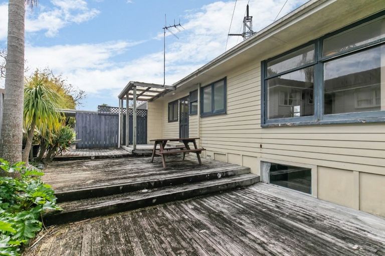 Photo of property in 2/16 Ramillies Place, Glenfield, Auckland, 0629