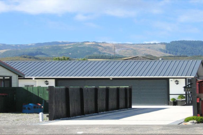 Photo of property in 17 Laredo Grove, Totara Park, Upper Hutt, 5018