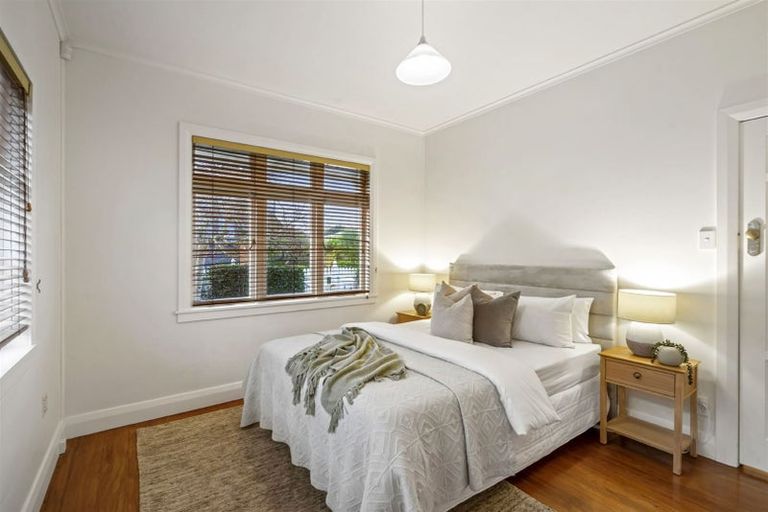 Photo of property in 10 Faulkner Road, Northcote Point, Auckland, 0627