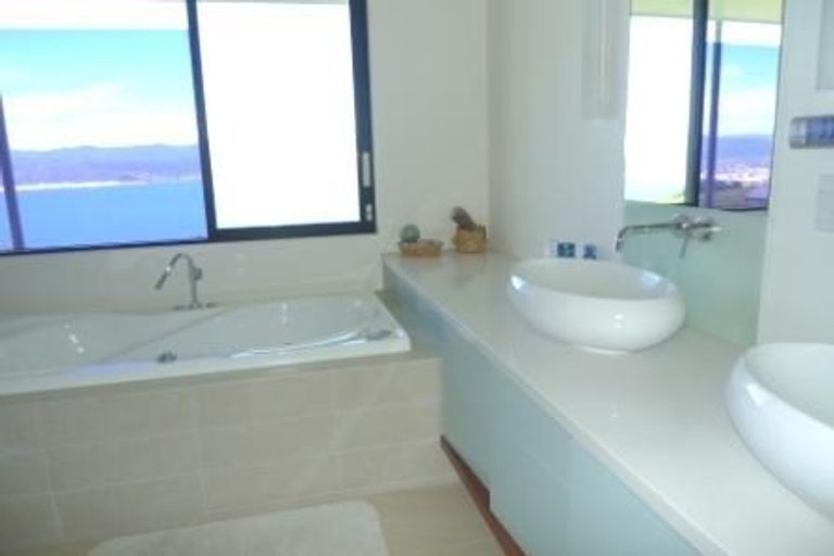 Photo of property in 16 Dungarvan Road, Newlands, Wellington, 6037