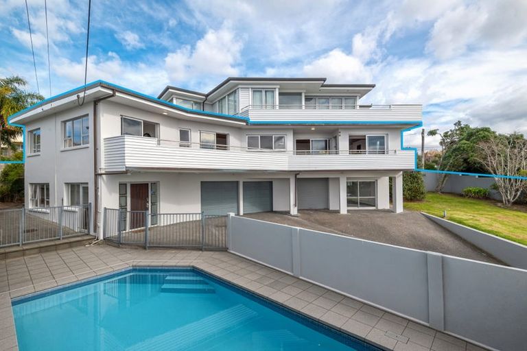 Photo of property in 1/3 Garadice Road, Rothesay Bay, Auckland, 0630