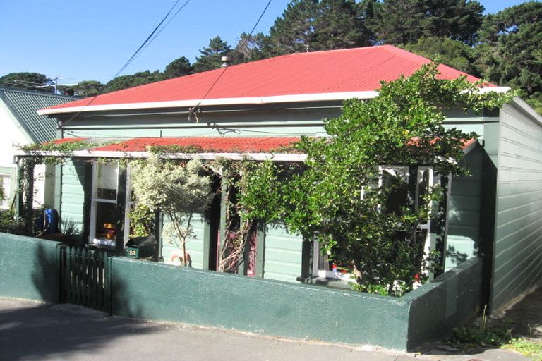Photo of property in 33 Edinburgh Terrace, Berhampore, Wellington, 6023