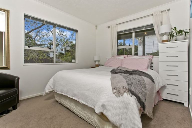Photo of property in 5 Tetrarch Place, Totara Vale, Auckland, 0629