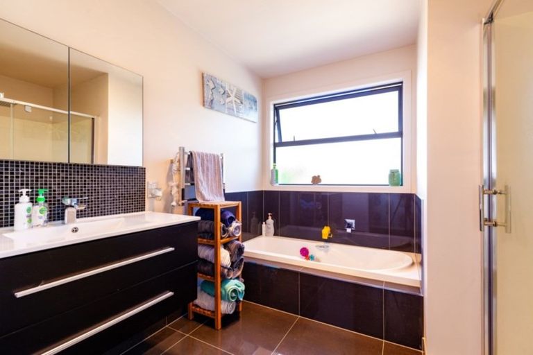 Photo of property in 13a Heta Road, Highlands Park, New Plymouth, 4312