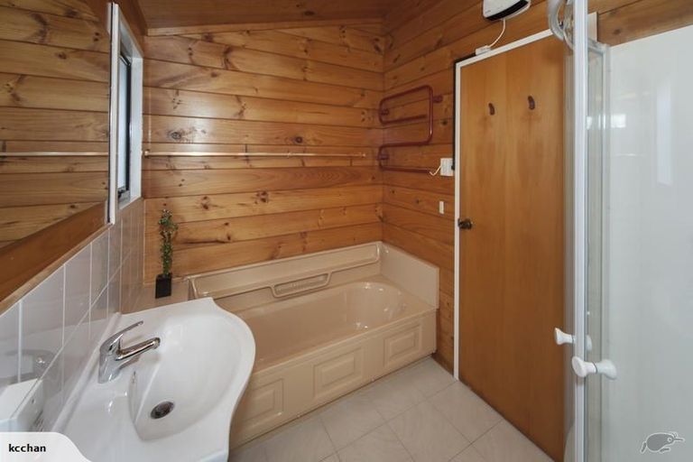 Photo of property in 10 Kitewao Street, Northcote, Auckland, 0627