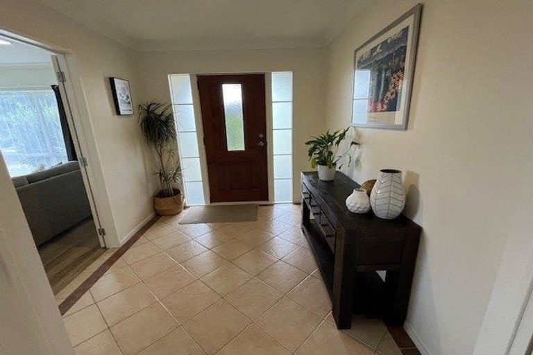 Photo of property in 28 Craigavon Drive, East Tamaki, Auckland, 2013