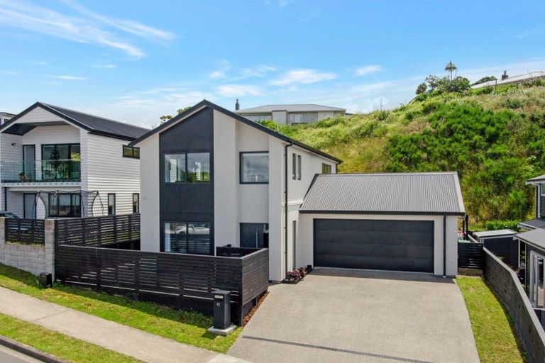 Photo of property in 42 Domett Street, Newlands, Wellington, 6037
