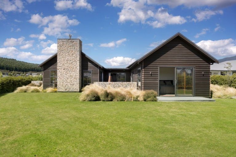 Photo of property in 2 Avalanche Place, Wanaka, 9305