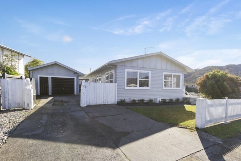 Photo of property in 279 Wellington Road, Wainuiomata, Lower Hutt, 5014