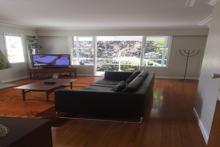 Photo of property in 1/1 Sylvan Park Avenue, Milford, Auckland, 0620