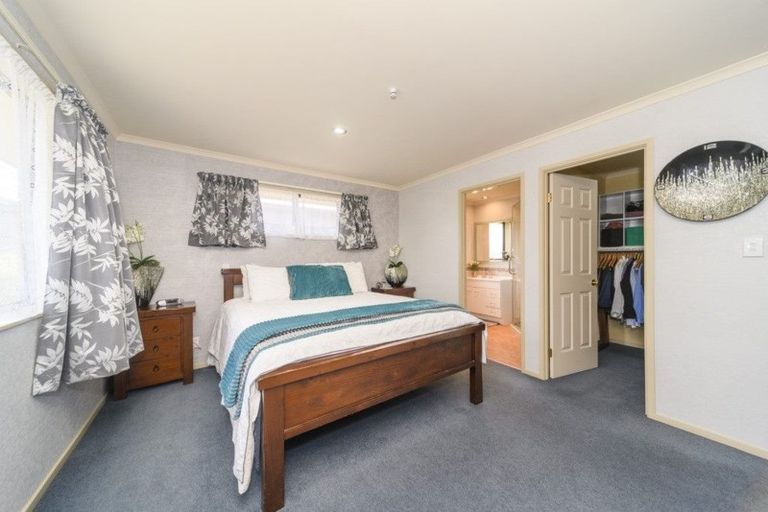 Photo of property in 146 Ruapehu Drive, Fitzherbert, Palmerston North, 4410