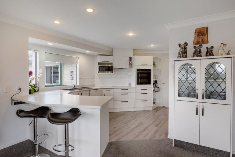 Photo of property in 4 Burnt Oak Drive, Pyes Pa, Tauranga, 3112