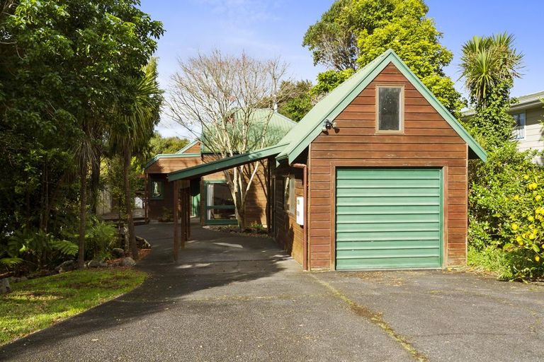 Photo of property in 1048 Scenic Drive North, Swanson, Auckland, 0816