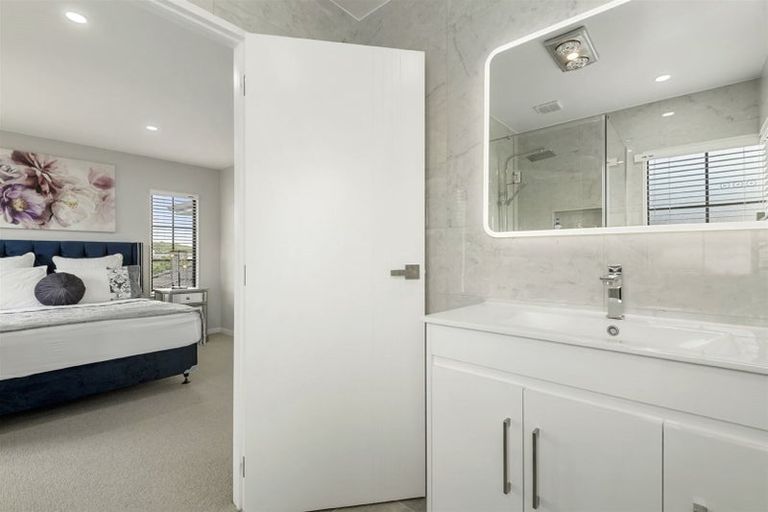 Photo of property in 6 Fairchild Avenue, Goodwood Heights, Auckland, 2105