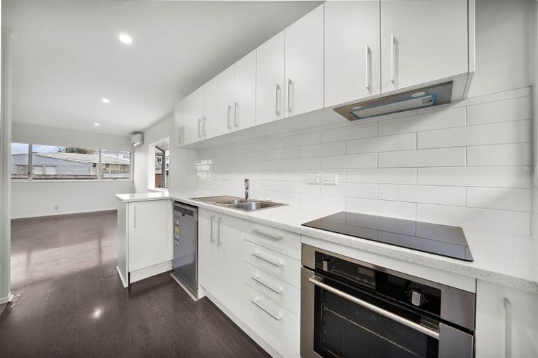 Photo of property in 2/11a Bayside Avenue, Te Atatu Peninsula, Auckland, 0610