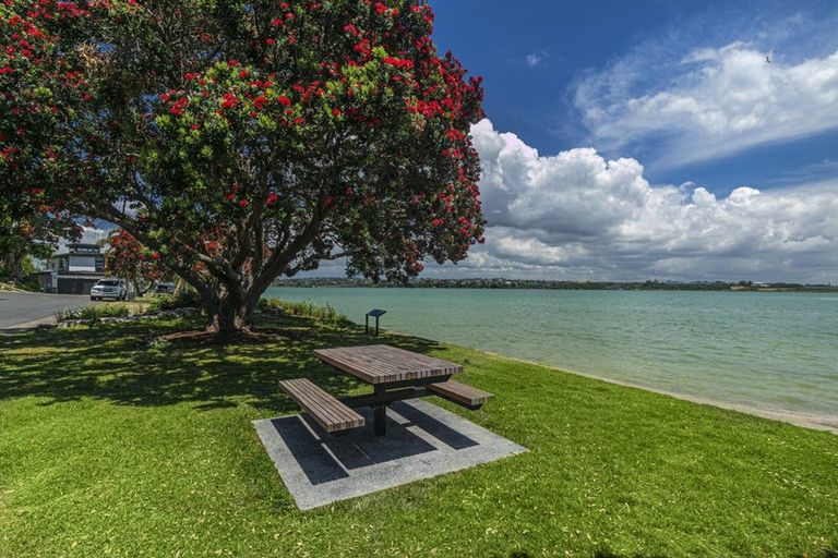 Photo of property in 2/102 Beresford Street, Bayswater, Auckland, 0622