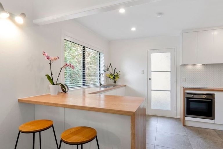 Photo of property in 2/69 Glencoe Road, Browns Bay, Auckland, 0630