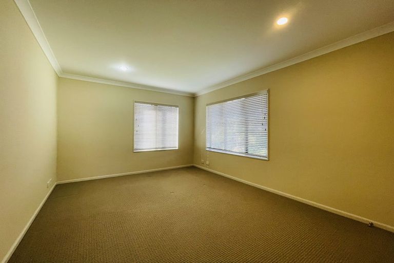 Photo of property in 10 Wye Oak Drive, Schnapper Rock, Auckland, 0632