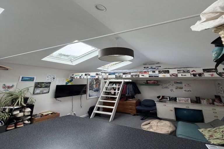 Photo of property in 62 Kelburn Parade, Kelburn, Wellington, 6012