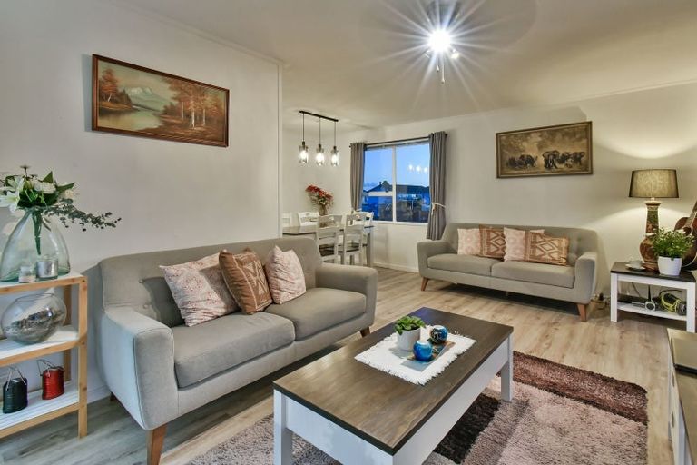 Photo of property in 2/18 Etherton Drive, Weymouth, Auckland, 2103