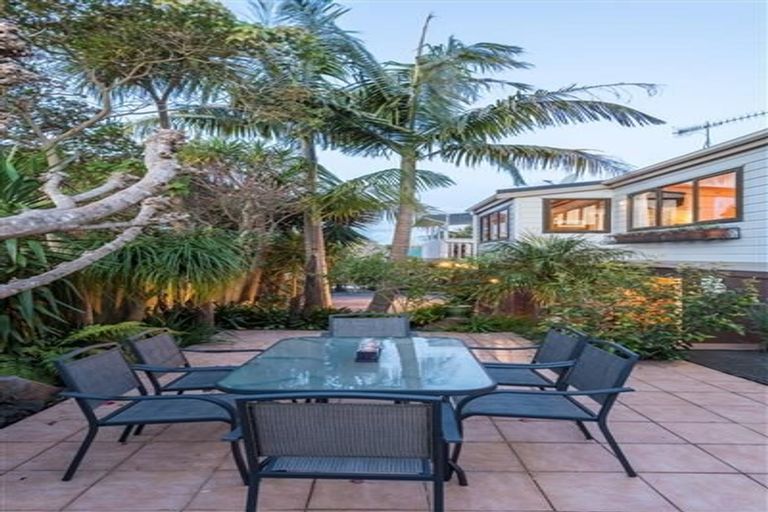 Photo of property in 2/10 Denby Lane, Northcote Point, Auckland, 0627