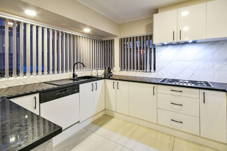 Photo of property in 2 Menen Place, Manurewa, Auckland, 2105