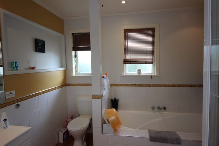 Photo of property in 50 Megan Avenue, Pakuranga Heights, Auckland, 2010