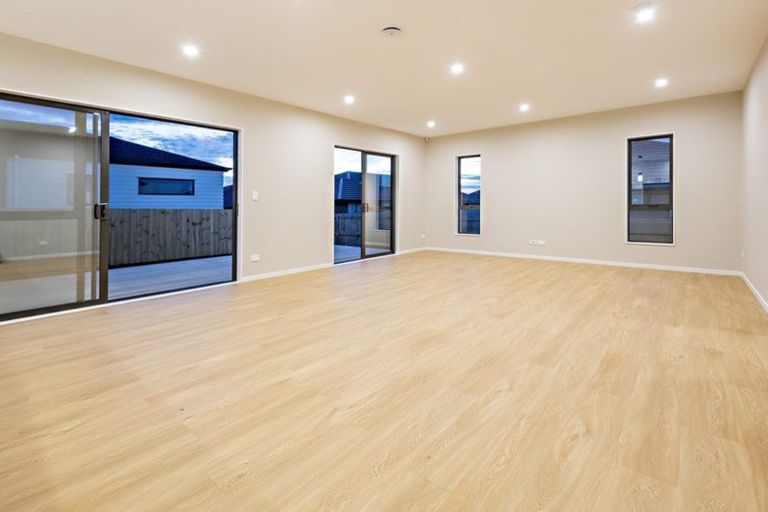 Photo of property in 12 Twin Parks Rise, Papakura, 2110
