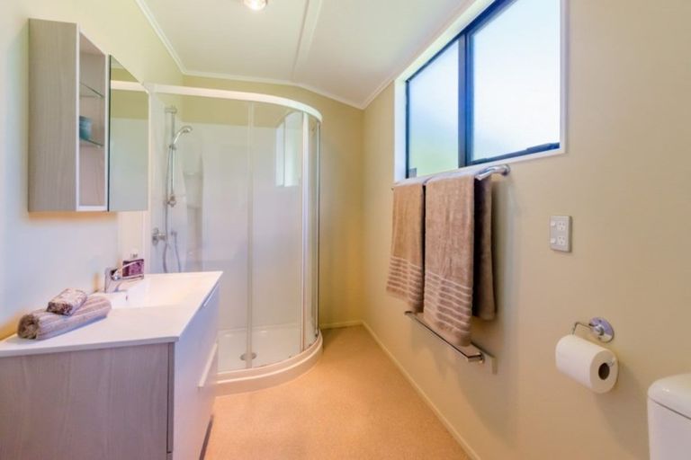 Photo of property in 34 Greenaway Road, Waikanae, 5036